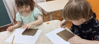 Аппликация «Домик» в группах «Капелька» и «Лучик».