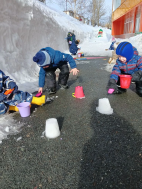 Куличики из снега в апреле? А почему бы и нет!.